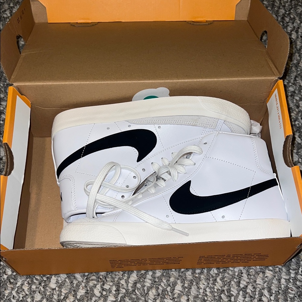Nike White and Black High-Tops